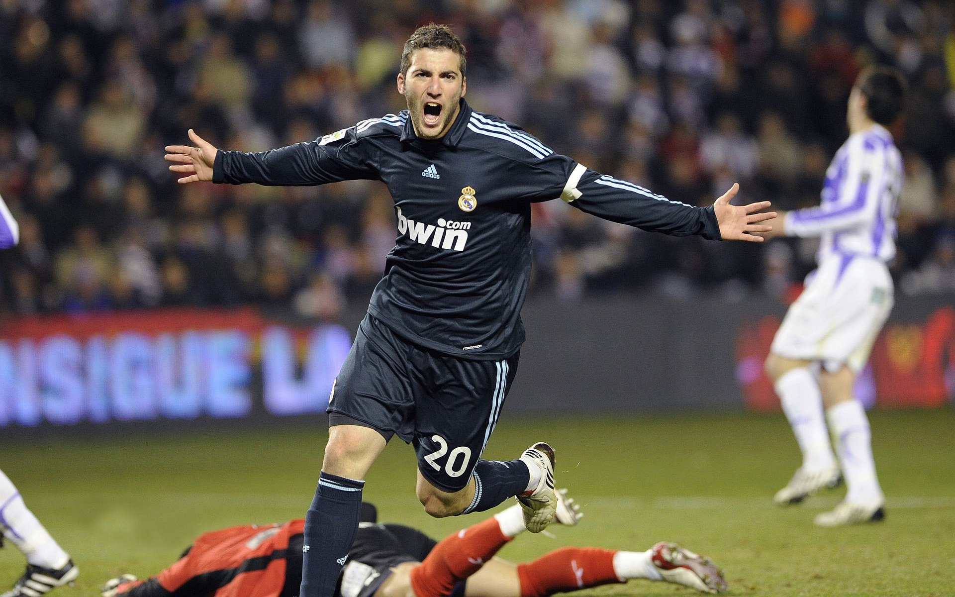 比赛中球员如何快速适应对手节奏，简要说明比赛中如何打球